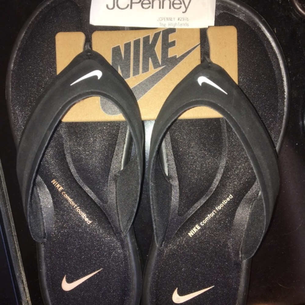 Foam bed Nike flip flops (size 6 US women’s) NWT